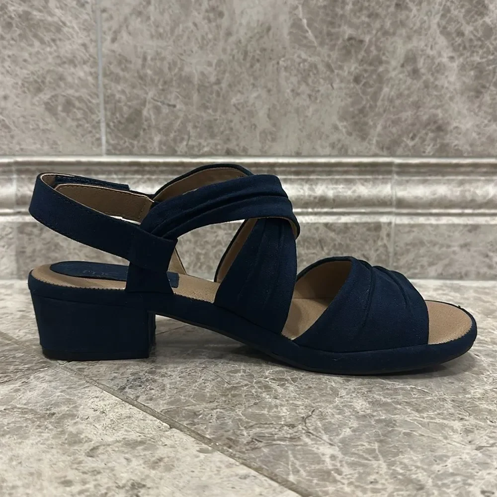 Me Too Yasmin Sandal Navy Size 7.5 Open Toe Chunky Heel Box Included